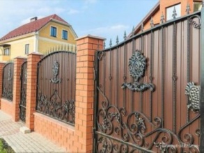 Кирпичный забор с ковкой  150 метров фото в Жуковском