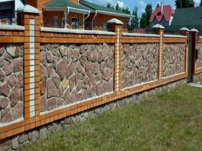 Кирпичный забор с камнем 12 метров фото в Жуковском