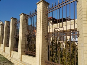 Кирпичный забор с ковкой  10 метров фото в Жуковском